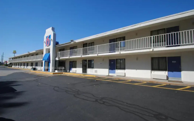 Motel 6 Chicopee, MA - Springfield