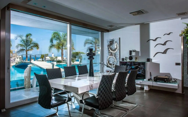 Amazing 4 bedroom villa very close to the beach