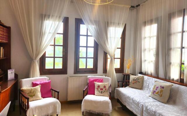 Yalla Hotel Chorefto