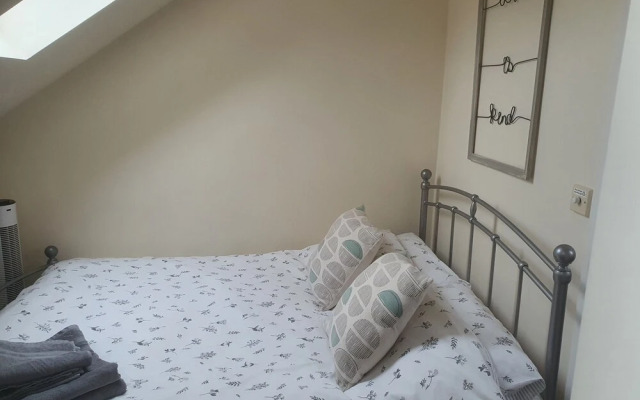 Cosy Village Apartment in Nottingham With Parking