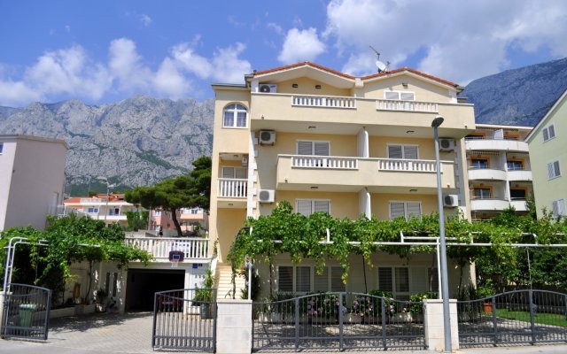 Studio apartment Ivi - big parking and courtyard SA5 Makarska, Riviera Makarska