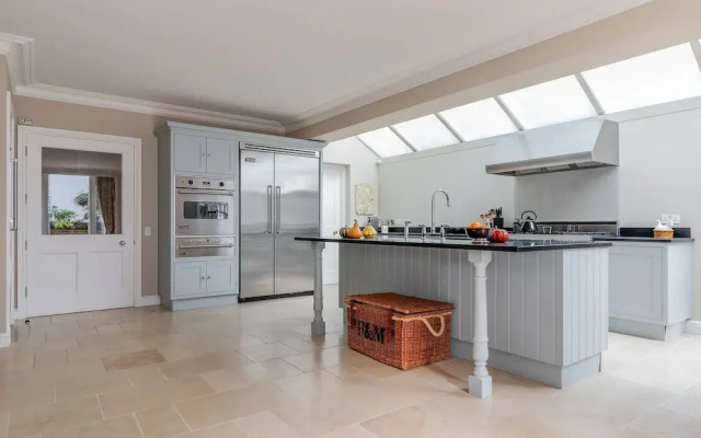 Earl's Court Square XI by Onefinestay