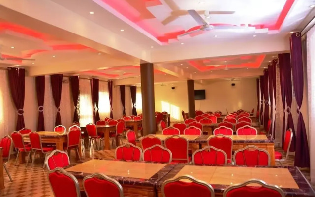 Mak-Queen Hotel