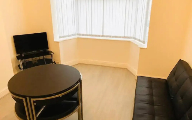 4 Bedroom Lovely Home in Loughborough Town & Uni