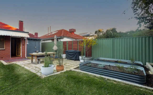 Beautiful 3BR Family Home With Backyard and BBQ
