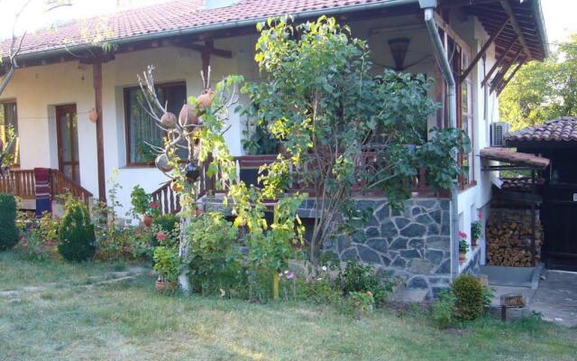 Guest House With The Wooden Plough