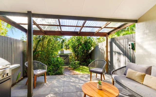 Stylish Townhouse, private courtyard walk to beach