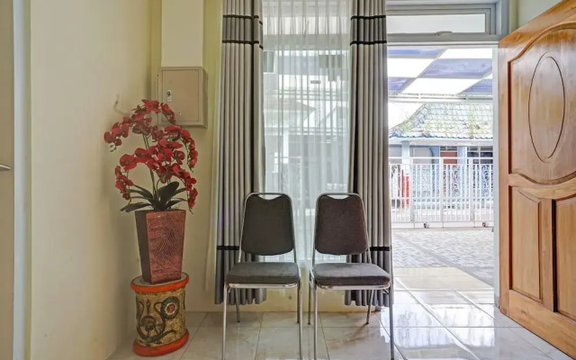 OYO 90804 Oma Uti Homestay Syariah