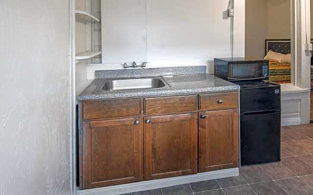 Mariachi Plaza Hotel