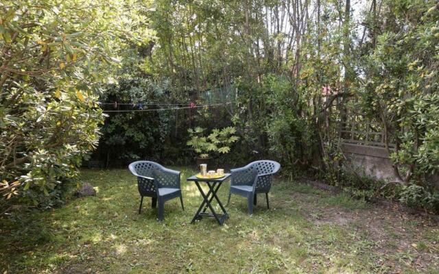 ALTIDO Lively 3BR Villa with Shared Garden, 50m from Beach