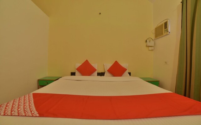 Oyo 30128 Reddys Hotel