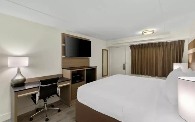 Clarion Pointe Kennesaw Town Center