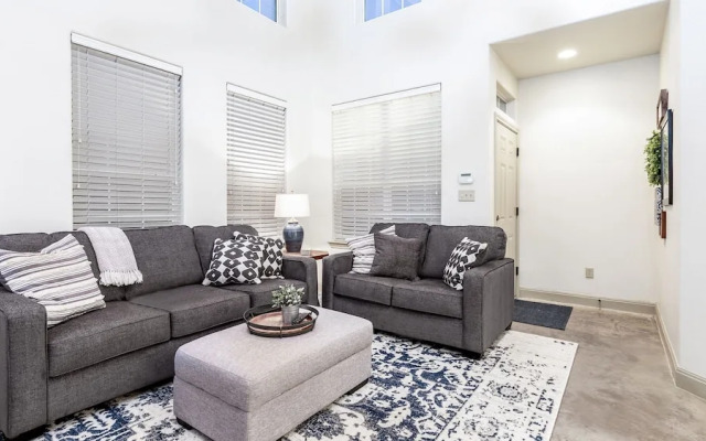 Upstay - Govalle Get-a-way