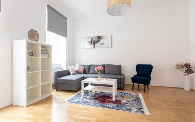 Charming Flat & Balcony near CentralStation Apt 5