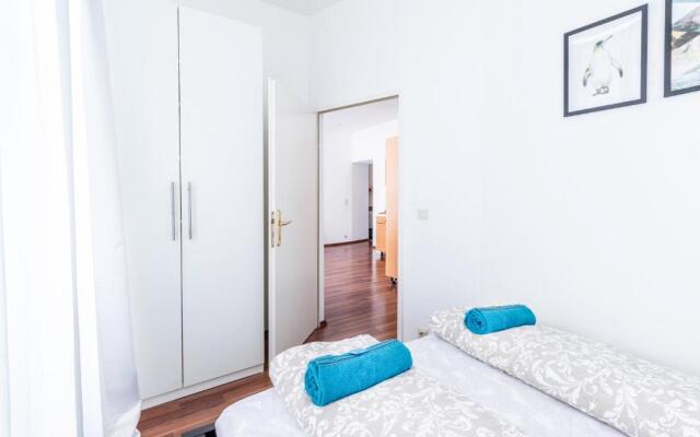 New: Beautiful Central Apartment Next To U-Station