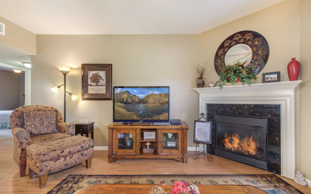 Creekside Tranquility Cedar Lodge 403