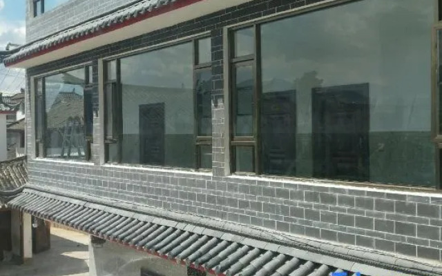 Yulong Hongyuezhuang Inn