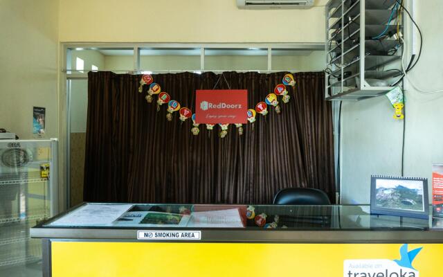 RedDoorz near H. Hasan Aroeboesman Airport