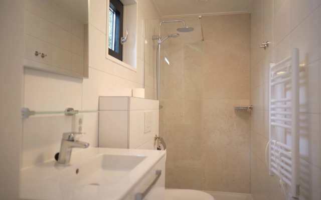 Spacious Lodge, 2 Bathrooms, Near Maastricht