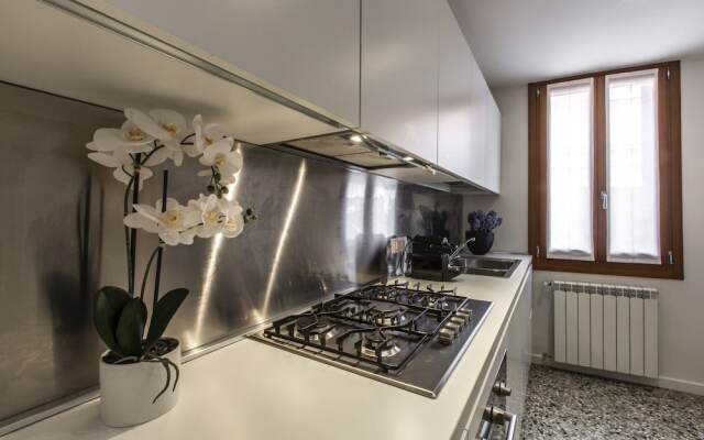 Charming Apartment on the Grand Canal