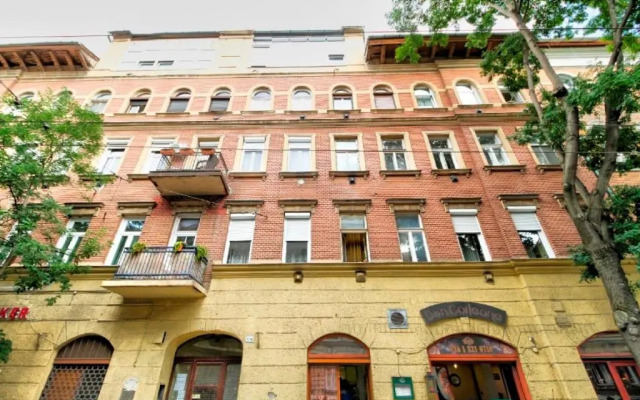 Nefelejcs near the Keleti railway station