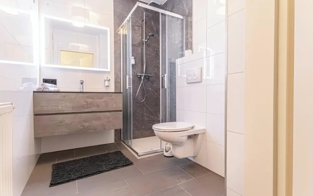 Stylish 1BR 1LR Vienna Center Homes