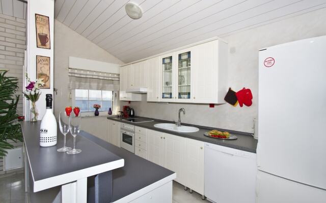 Luxury apt w Pool, 3 Balconies, Terrace & sea View