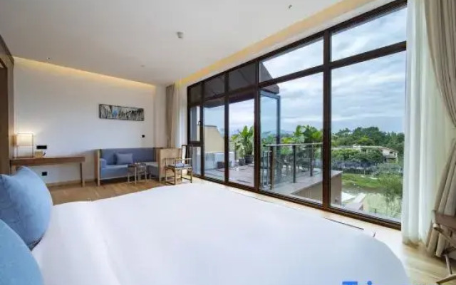 Qingcheng Mountain flowers fall twelve courtyard