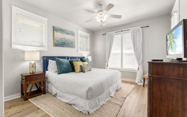 1369 Laurel Grove "the Crows Nest"