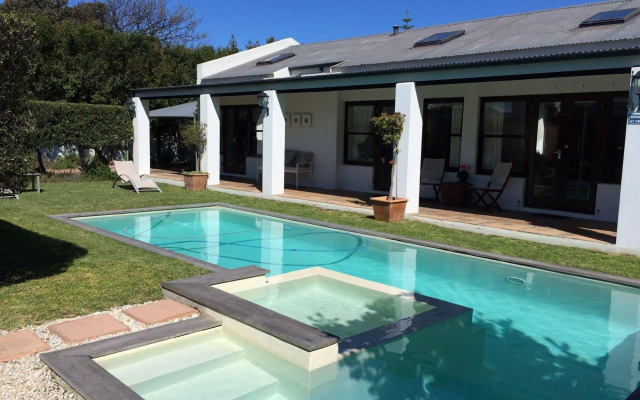 Sixteen Guest House on Main