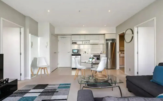 Beautiful Two Bedroom - Pool, Gym & Free Parking!
