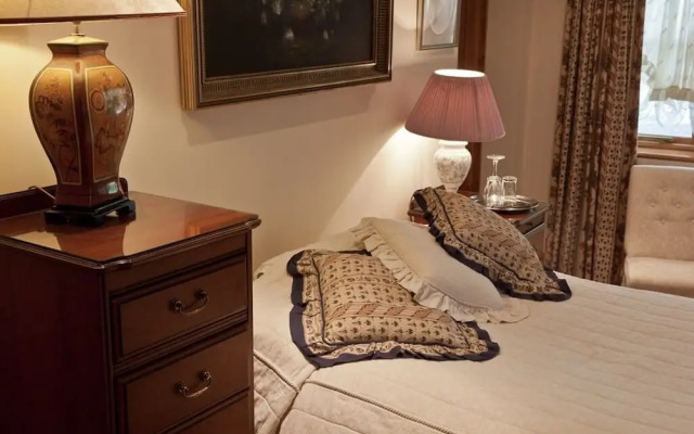 Little Red Rooster Rest and Spa