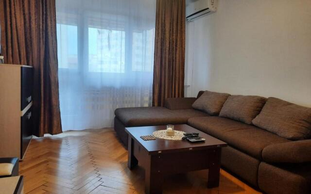 Apartament 3 camere semidecomandat