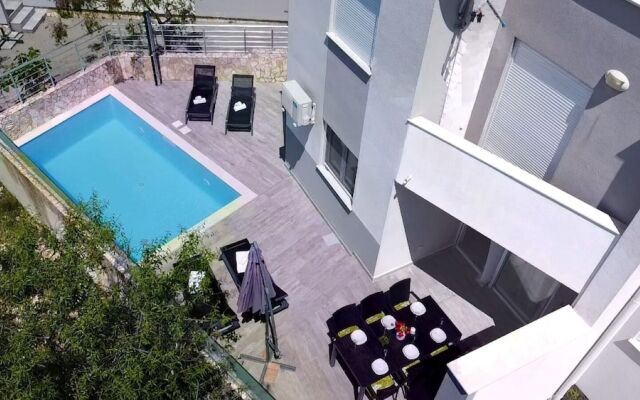 Sunny apartment with a Private Pool