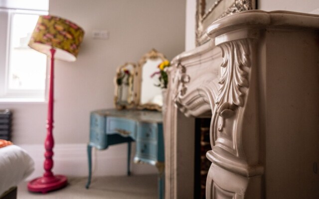 Gorgeous 2-bed Apartment With Patio