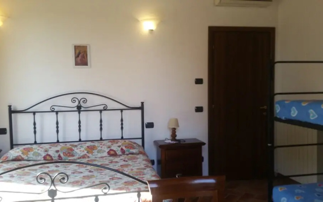 Edera Apartment in a No Kids Farmhouse, up to 6 People