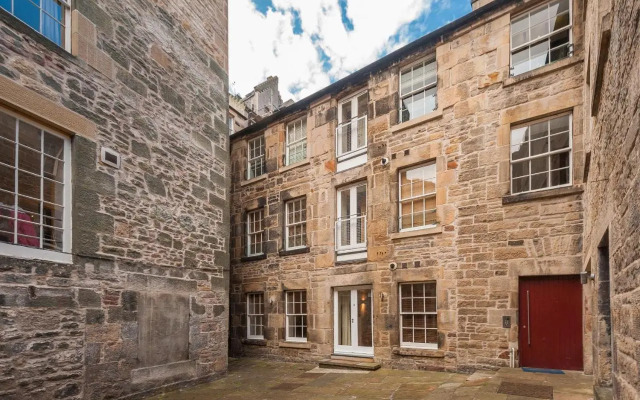 The Edmonstone's Close Residence
