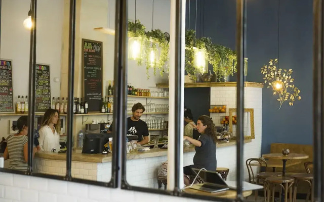 Georges Hostel & Café