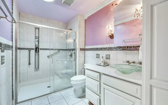 French-inspired Townhome 9 Mi to Saratoga Springs!