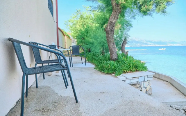 Beachfront villa Mihovil w. beach access