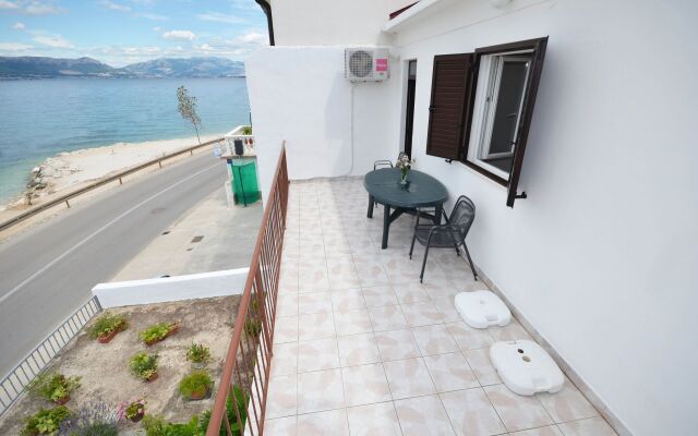 Apartment Andja - 5 m from the beach : A1 Arbanija, Island Ciovo