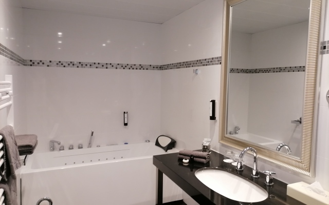 Henry II Hotel