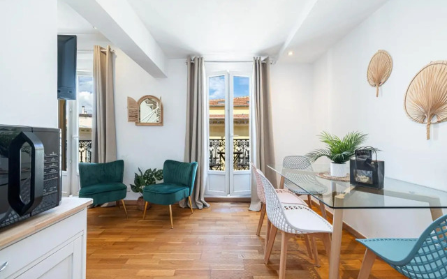 Massena Street - 1 Bdr Duplex with AC & Parking