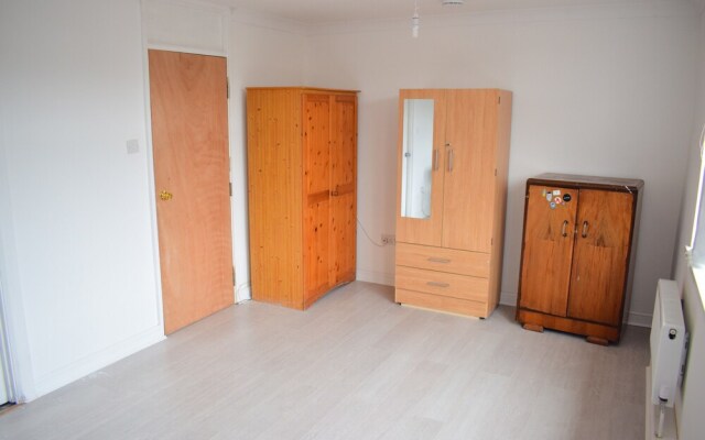 Spacious 3 Bedroom Shadwell Flat