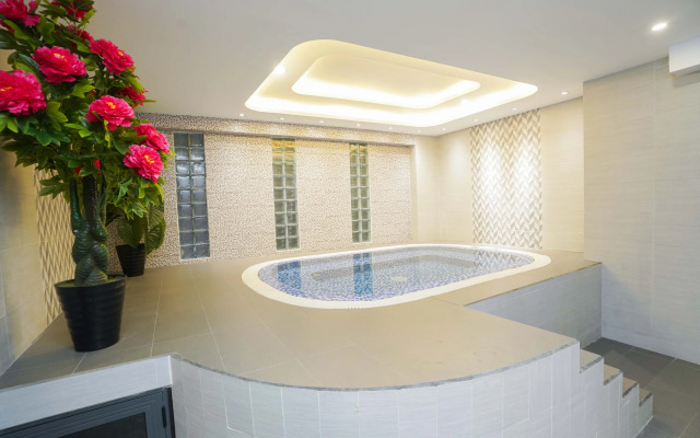 Reyna Hotel Hanoi