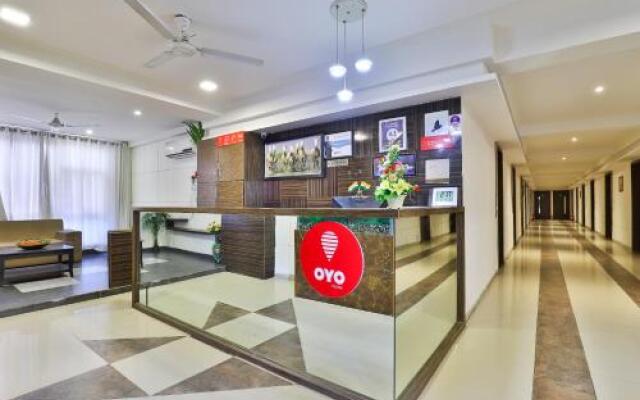 OYO 5122 Hotel Midway Residency