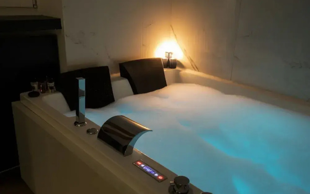 ROMAC - Trinity II with Sauna & Hot Tub
