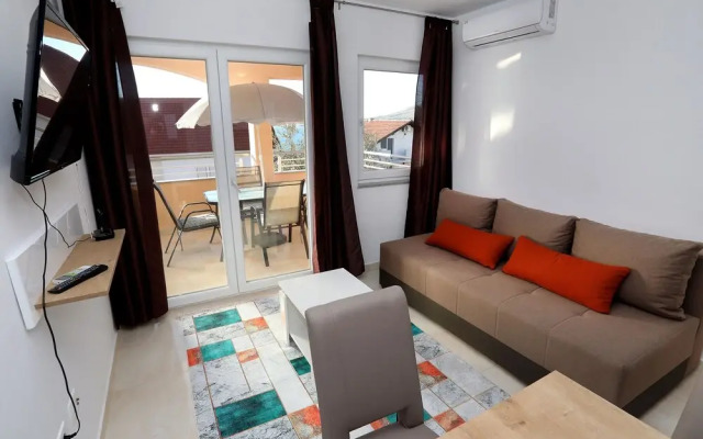 Beautiful 2-bed Apartment in Okrug Gornji