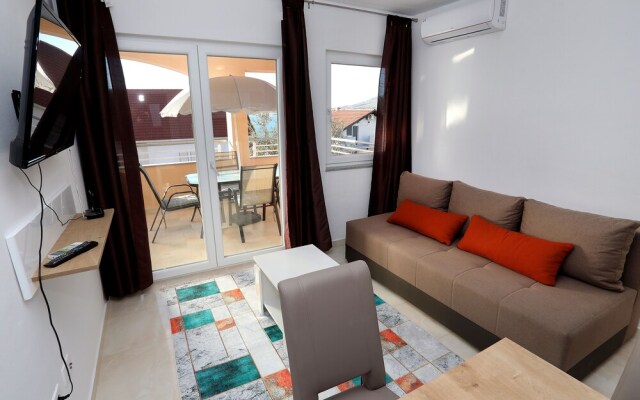 Beautiful 2-bed Apartment in Okrug Gornji