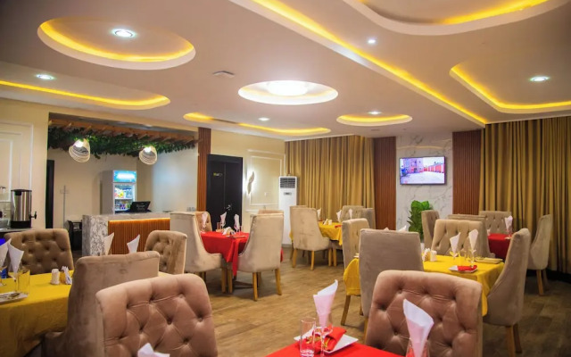 Modelo Hotel and Suites